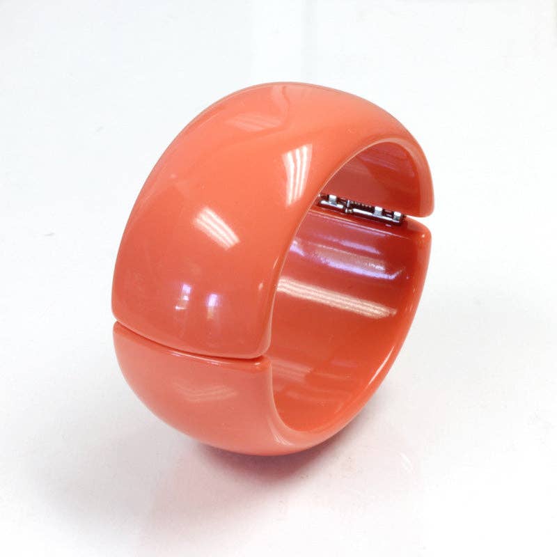 Coral – Vintage Lucite Clamper Bracelet, photo 3 of 3